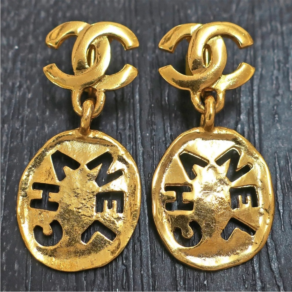 RARE Authentic Vintage 80’s CHANEL earrings. 24K gold plated. BEAUTIFUL